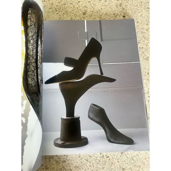 Blahnik by Boman: Chronicle Books- Shoes, Photographs, Conversation - Picture 4 of 9